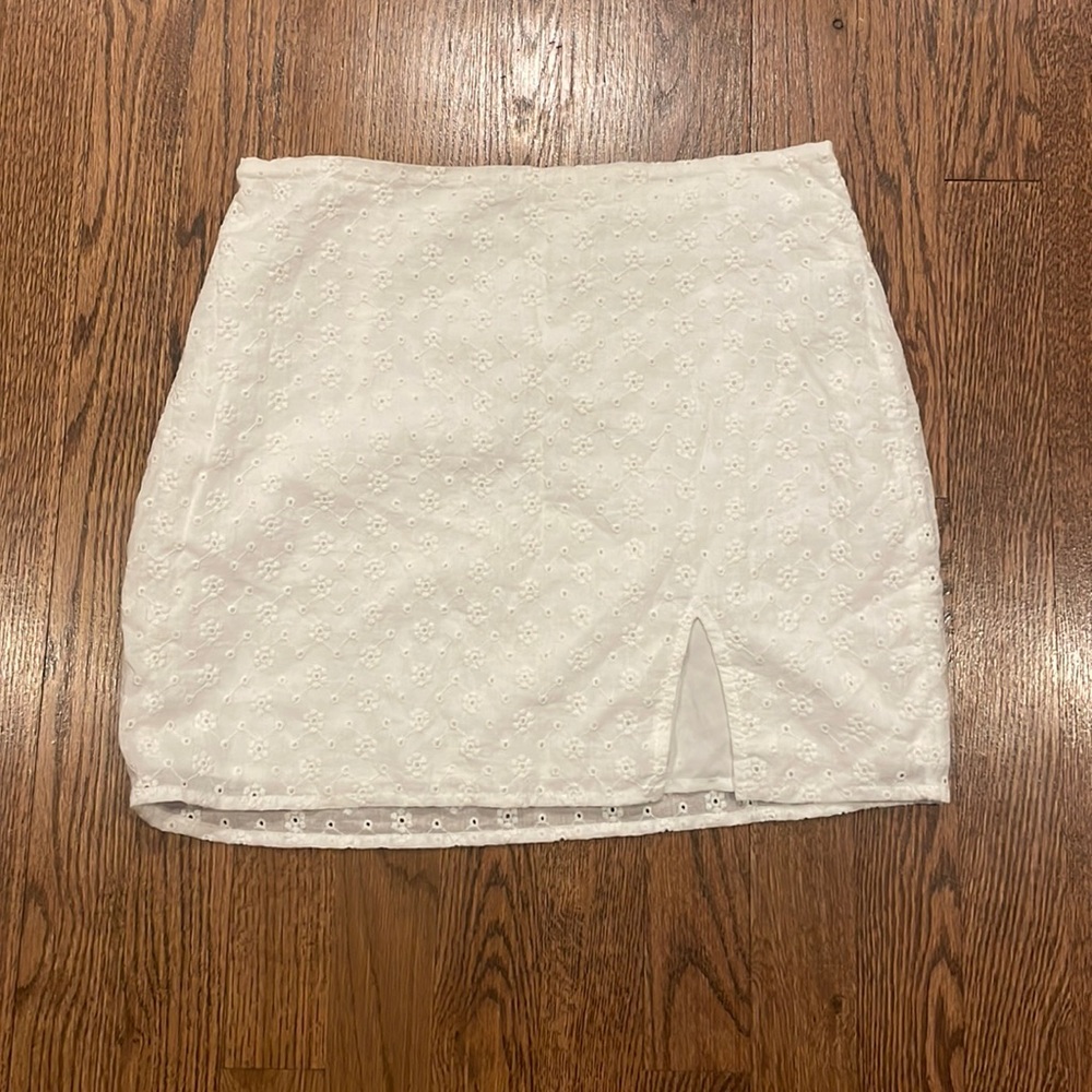 SHEIN White eyelet cotton mini skirt with slit size medium